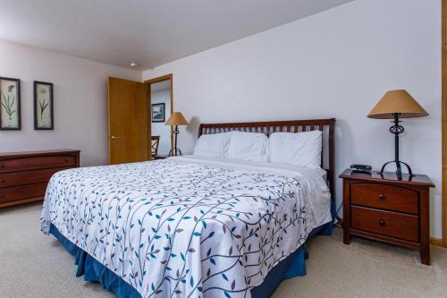 Katil atau katil-katil dalam bilik di Door Way Inn by Simple Life Rentals