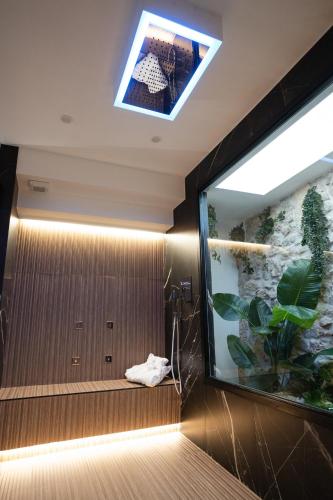 a bathroom with a fish tank and a ceiling at Dimora in Cortile in Manfredonia