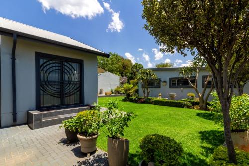 una casa con un patio verde con una puerta en Smuthaven, en Krugersdorp