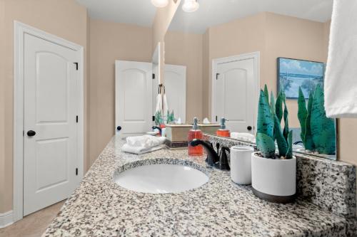 Un baño de Tailored For Work Groups At Thibs Crib