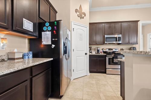 Una cocina o cocineta en Tailored For Work Groups At Thibs Crib