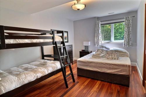 Llit o llits en una habitació de Le Belvédère - Chalet avec vue splendide sur le fleuve