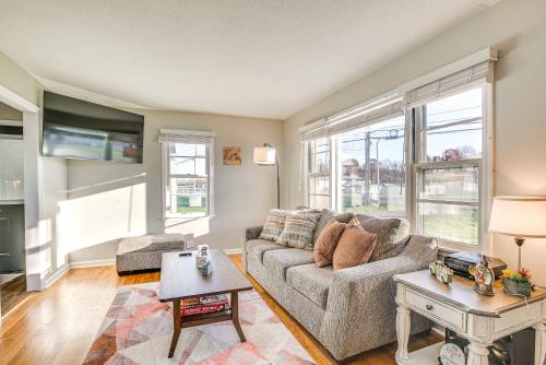 Χώρος καθιστικού στο 16 Mi to Buckeye Lake Family-Friendly Newark Home