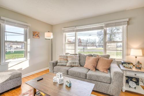 Χώρος καθιστικού στο 16 Mi to Buckeye Lake Family-Friendly Newark Home