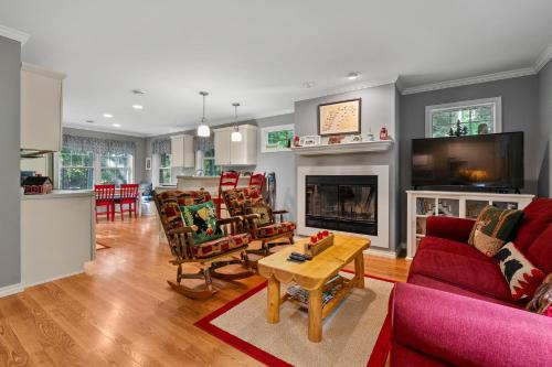 un soggiorno con mobili rossi e camino di Blue Bear Cottage at Simple Life Rentals a Fish Creek