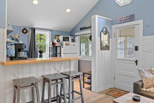 Η κουζίνα ή μικρή κουζίνα στο Sunset Shores - Sunflower Cabin #4 by Simple Life Rentals