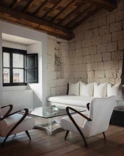a living room with a couch and a glass table at Palazzo Petrvs in Orvieto