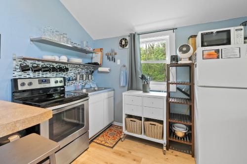 Η κουζίνα ή μικρή κουζίνα στο Sunset Shores - Sunflower Cabin #4 by Simple Life Rentals