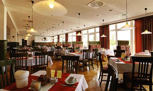 Un restaurante u otro lugar para comer en Landsitz Hotel Templin