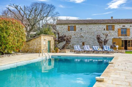 une maison avec piscine devant un immeuble dans l'établissement Villa Le Vieux Mas by Villa Plus, à Aubussargues