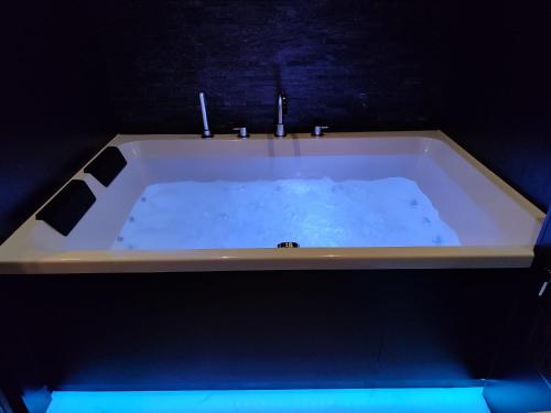 Urban Elite Private 2 person JACUZZI Hanza Tower