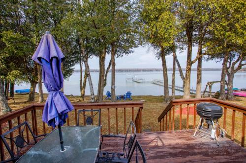 Una sombrilla morada colocada sobre una plataforma de madera. en Latitude Adjustment by Simple Life Rentals, en Jacksonport