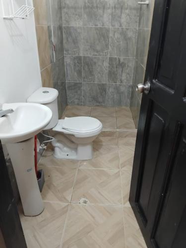 Ένα μπάνιο στο Apartamentos Coveñas TII