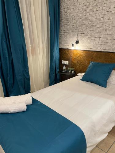 Postel nebo postele na pokoji v ubytování HOTEL ORENETA - Gironella