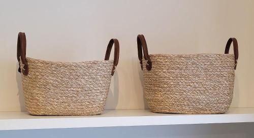 two baskets sitting on a shelf at Blend Coliving One - 1 in Ribeirão Preto