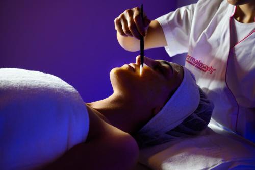 a woman is getting her hair cut by a doctor at Oaks Hotel  in Golan Heights