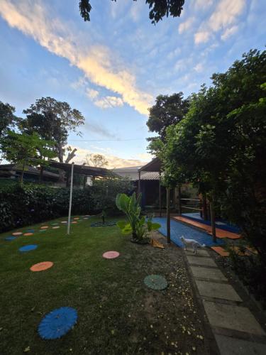Taman di luar Pousada Casa de Sapê
