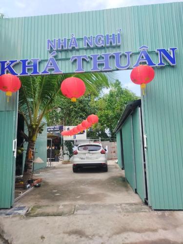a car parked in front of a building with a sign at Nhà Nghỉ Khá Thuận - phòng đơn in Ấp Châu Thới
