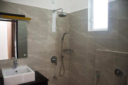 Un baño de Solid Hotel Boralasgamuwa