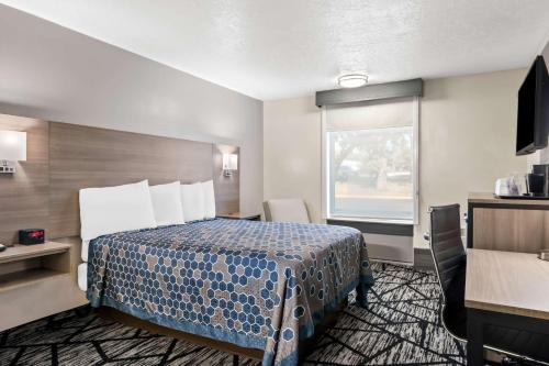Ein Bett oder Betten in einem Zimmer der Unterkunft SureStay Hotel by Best Western Duncan