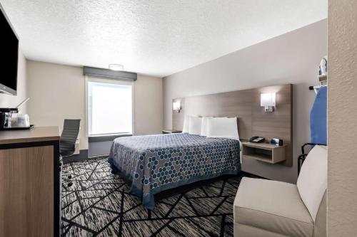 Ein Bett oder Betten in einem Zimmer der Unterkunft SureStay Hotel by Best Western Duncan