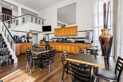 ein Esszimmer mit Tischen und Stühlen und eine Küche in der Unterkunft SureStay Hotel by Best Western Duncan in Duncan