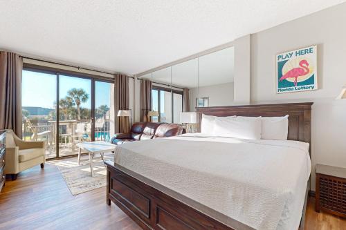Un dormitorio con una cama y una sala de estar. en Pirates Bay A204, en Fort Walton Beach