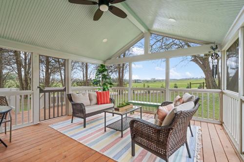 Balkoni atau teres di Serene 3BR Pet-Friendly Getaway Near Cartersville