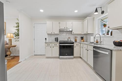 Dapur atau dapur kecil di Serene 3BR Pet-Friendly Getaway Near Cartersville