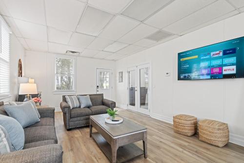 Televisyen dan/atau pusat hiburan di Serene 3BR Pet-Friendly Getaway Near Cartersville