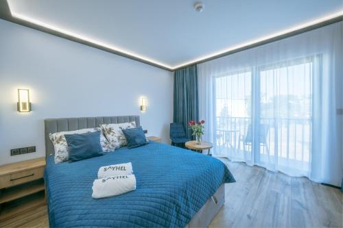 Postel nebo postele na pokoji v ubytování SkyHel Apartament 102