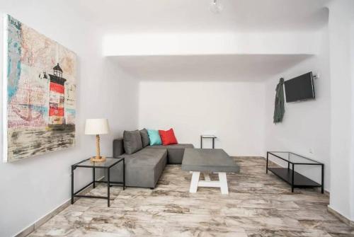 Μια τηλεόραση ή/και κέντρο ψυχαγωγίας στο Refreshing Bright Villa near the Beach