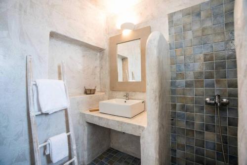 Ένα μπάνιο στο Refreshing Bright Villa near the Beach