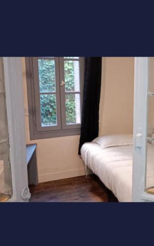 Cette chambre dispose de 2 fenêtres et d'un lit. dans l'établissement Iris, à Thiers