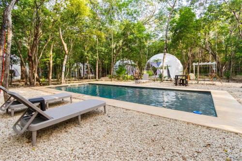 Bazén v ubytování Glamping Mayan Glam nebo v jeho okolí