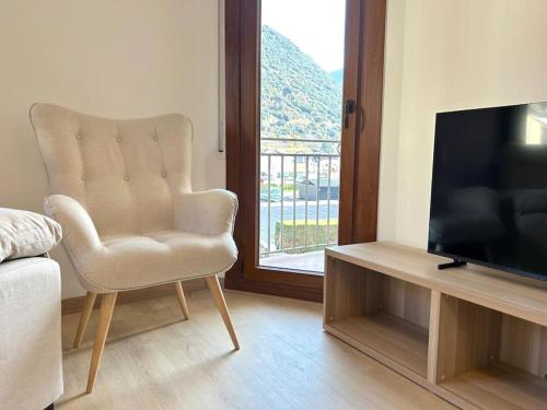 TV a/nebo společenská místnost v ubytování Apartament modern i cèntric Esterri by RURAL D'ÀNEU