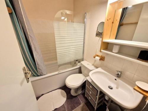 une salle de bain avec toilettes et lavabo dans l'établissement Résidence Grand Argentier - 2 pièces + mezzanine 6/8 personnes 53m² MAE-2900, à Modane