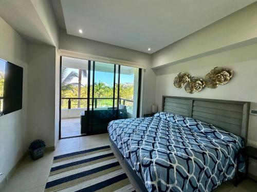 a bedroom with a bed and a large window at Departamento totalmente nuevo en la Isla Residence Acapulco in Acapulco