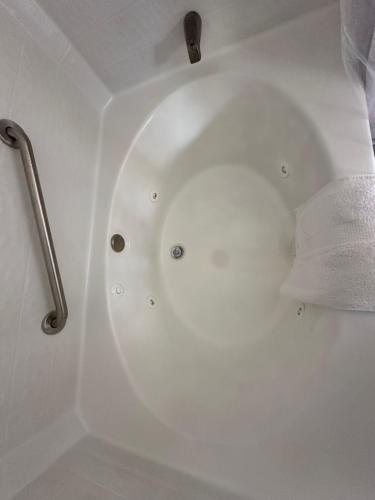 Bilik mandi di MooreField Suites Greensboro East