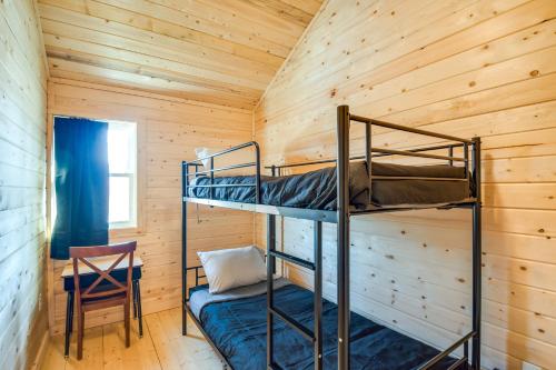 Habitación con litera y 2 literas en una cabaña en Pecatonica River Cabin about 9 Mi to Yellowstone Lake, en Blanchardville