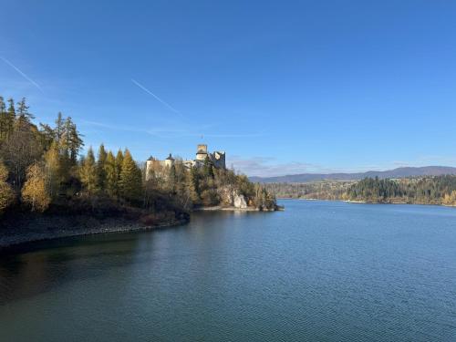 a castle on an island in the middle of a lake at Chata pod Cigerníkom in Matiašovce