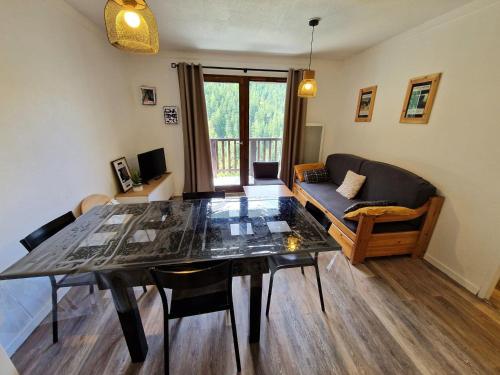 Photo de la galerie de l'établissement Charmant duplex à Modane, 3 chambres, 6-8 pers, skis aux pieds, proche station et commerces - FR-1-265-326, à Modane