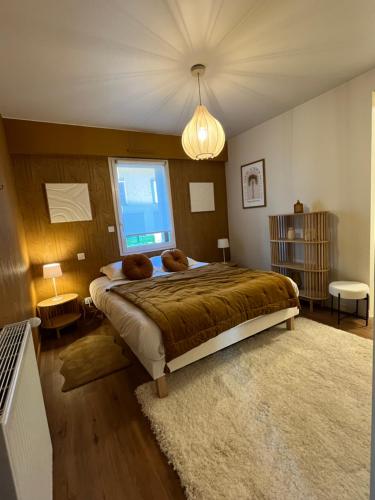 une chambre avec un grand lit et une fenêtre dans l'établissement Villa Bambou, à Saint-Jouan-des-Guérets