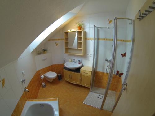 UnterwellenbornにあるFerienwohnung Unterwellenbornの屋根裏のバスルーム(シンク、シャワー付)