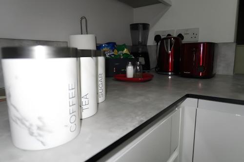 Bloom Court -Sleeps 6-Free Parking with Workspace & High-Speed WiFi photo 29