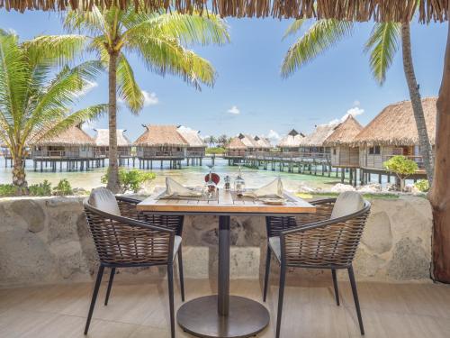Bazén v ubytování Le Tikehau by Pearl Resorts nebo v jeho okolí