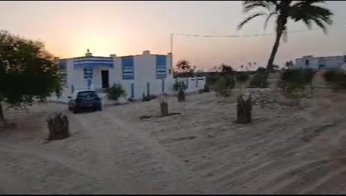 une villa se situe dans un hectare de campagne