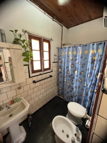 un bagno con un water e una tenda da doccia di Casa Alberdi a Colón