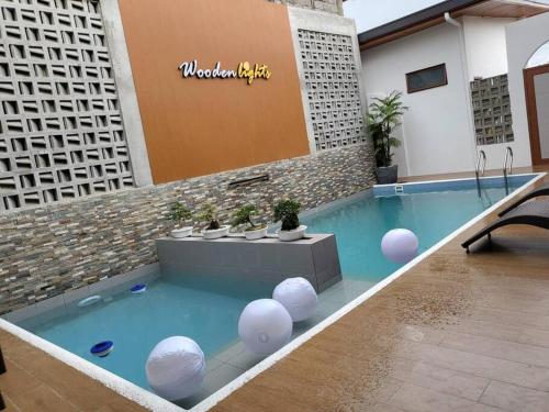 Πισίνα στο ή κοντά στο Woodenlights Villa with Pool