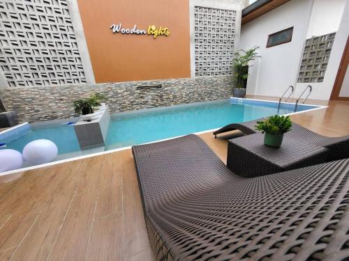 Πισίνα στο ή κοντά στο Woodenlights Villa with Pool
